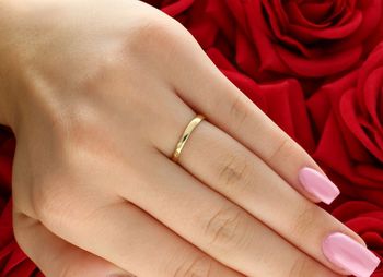 Elegancki pierścionek z żółtego i białego złota 585 z uniesionym diamentem 0,08 ct. Czystość P1, barwa W. Klasyczny styl z certyfikatem autentyczności. Idealny prezent.4.jpg